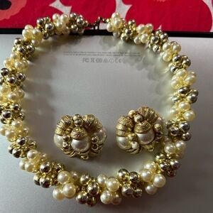 Beautiful necklace and clip-on earrings set